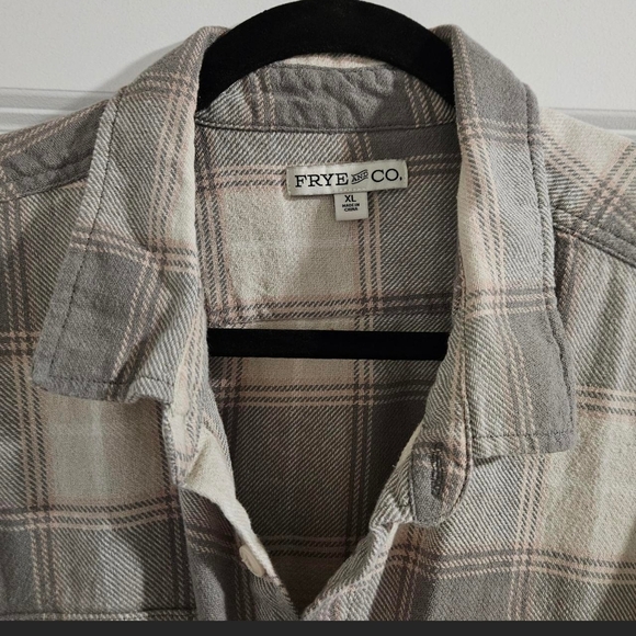 Frye And Co. Men's Casual Plaid Shirt in Gray and Cream - Picture 2 of 4